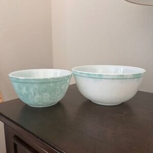 Set of 2 Pyrex Vintage Nesting Mixing Bowls Green‎ #402 #403 Scratch & Fading